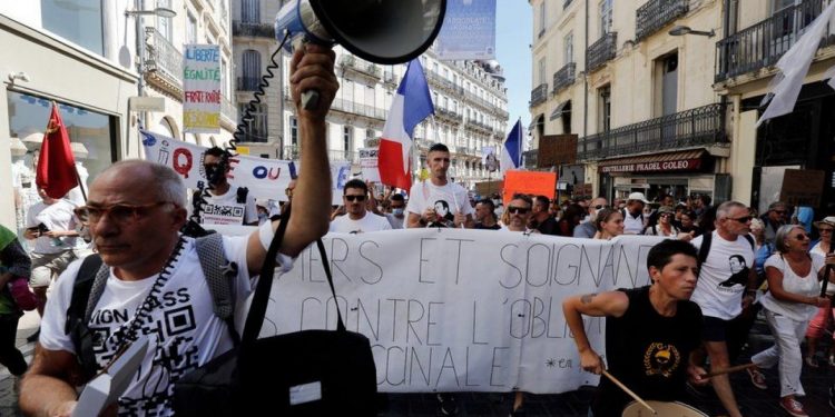 საფრანგეთში სამედიცინო სფეროში დასაქმებულ, აუცრელ 3 000-მდე ადამიანს მუშაობის უფლება შეუჩერეს