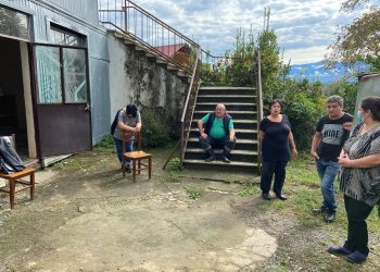 ”იატაკი შუაზეა გამსკდარი, აქ ვეღარ ვიცხოვრებთ” – ბაქანიძეების ოჯახი მერიაში საცხოვრებლის გარეშე დარჩა