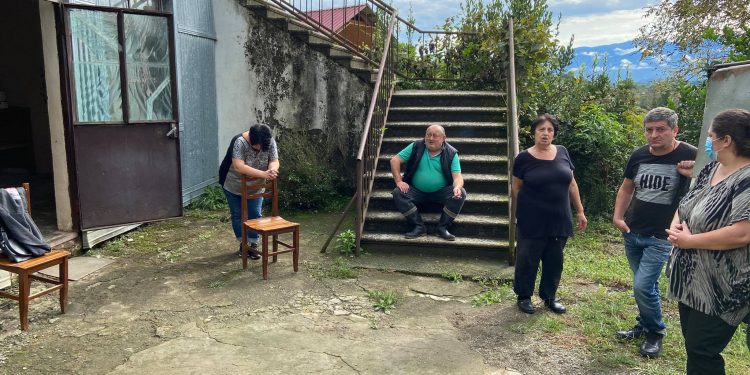 ”იატაკი შუაზეა გამსკდარი, აქ ვეღარ ვიცხოვრებთ” – ბაქანიძეების ოჯახი მერიაში საცხოვრებლის გარეშე დარჩა