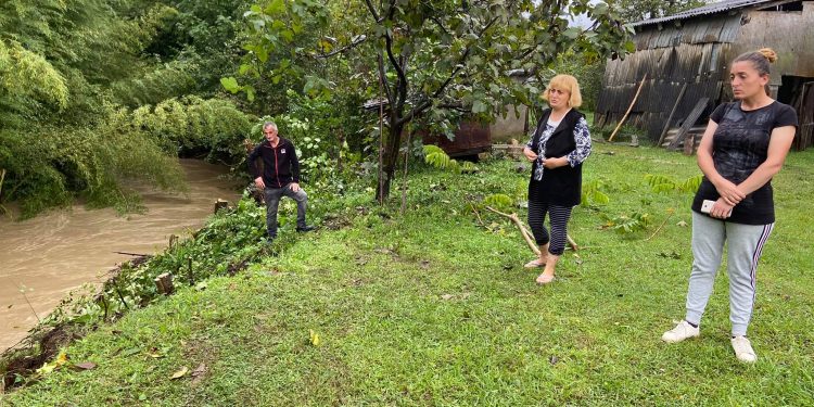 მერიაში კახაძეების ოჯახს მდინარემ ეზო წაართვა, საფრთხეშია სახლიც