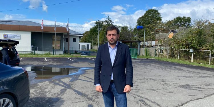 ”ასანთის ღერებივით იწვის სახლები..შარაშენიძემ და თალაკვაძეებმა კი ოზურგეთი ფეხზე დაიკიდეს” – რა განცხადებები გააკეთა ენმ-ის მერობის კანდიდატმა ირაკლი ღლონტმა