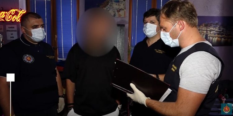 ვიდეო – შსს-მ კაფე-ბარებში ტურისტებისგან დიდი ოდენობით თანხების დაუფლების თაღლითური სქემა გახსნა