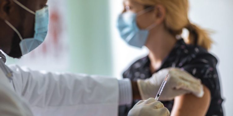 რატომ ინფიცირდებიან ვაქცინირებული ადამიანები და რა უნდა ვიცოდეთ ასეთ შემთხვევებში