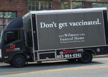 ამერიკის ქუჩებში დამკრძალავი ბიუროს მანქანა გამოჩნდა, წარწერით – არ აიცრათ