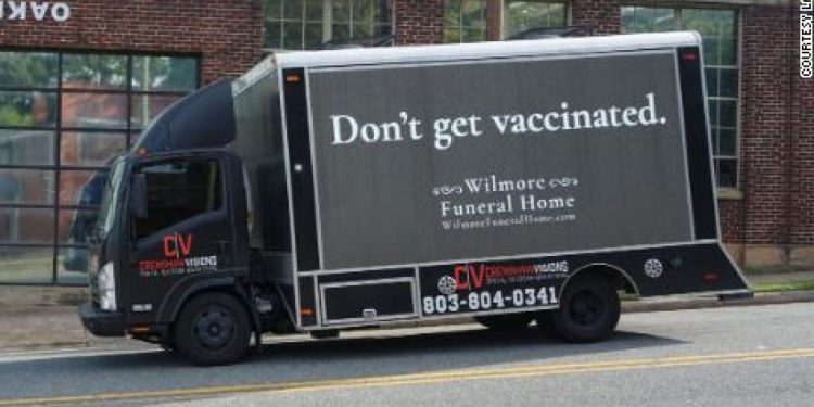 ამერიკის ქუჩებში დამკრძალავი ბიუროს მანქანა გამოჩნდა, წარწერით – არ აიცრათ