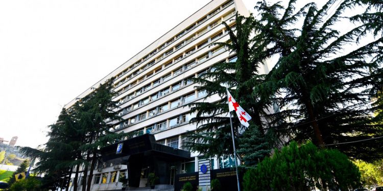 უაქციზო სიგარეტის შენახვა–გადაზიდვისთვის 3 პირი დააკავეს, ერთ–ერთი პოლიციის თანამშრომელია