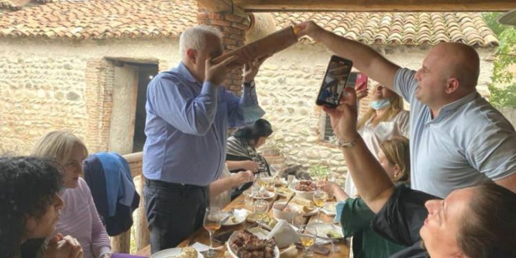 სტუდია მონიტორი: გამყრელიძემ NCDC-ის თანამშრომლებთან ერთად რეგულაციების დარღვევით იქეიფა