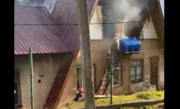 რა ხდება ნასაკირალში – მოსახლეობა ნივთების გადარჩენას ცდილობს