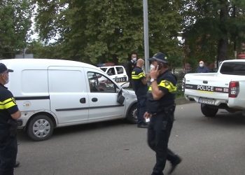 ვიდეო – ოზურგეთში პოლიციის შენობის წინ პოლიციის პიკაპს მსუბუქი ავტომობილი შეეჯახა