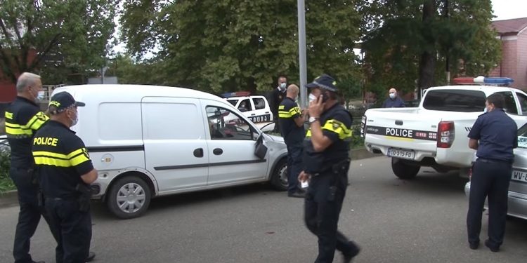 ვიდეო – ოზურგეთში პოლიციის შენობის წინ პოლიციის პიკაპს მსუბუქი ავტომობილი შეეჯახა