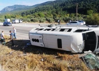 თურქეთში ტურისტების ავტობუსისა და სკოლის მიკროავტობუსის შეჯახებას მსხვერპლი მოჰყვა