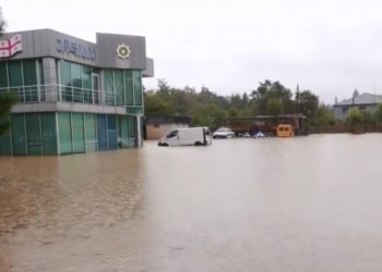 ძლიერი წვიმის შედეგად ურეკში პოლიციის შენობა დაიტბორა – პოლიციელები შენობაში ვერ შედიან