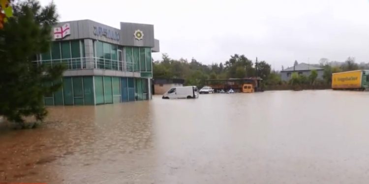 ძლიერი წვიმის შედეგად ურეკში პოლიციის შენობა დაიტბორა – პოლიციელები შენობაში ვერ შედიან