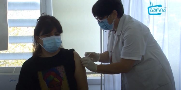 ოზურგეთში მასწავლებელთა ვაქცინაცია გრძელდება