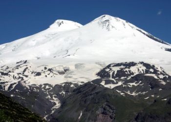 იალბუზზე ალპინისტების ჯგუფი დაიკარგა. მაშველებმა სამი ადამიანი გარდაცვლილი იპოვეს, ძებნა გრძელდება