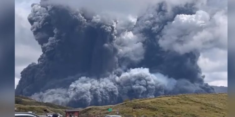 ვიდეო – იაპონიაში, ვულკანის ამოფრქვევის გამო, განგაშის მე-3 დონე გამოაცხადეს