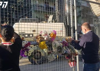 ბათუმში, ტრაგედიის ადგილზე, მოქალაქეებს თოჯინები, ყვავილები და სანთლები მიაქვთ