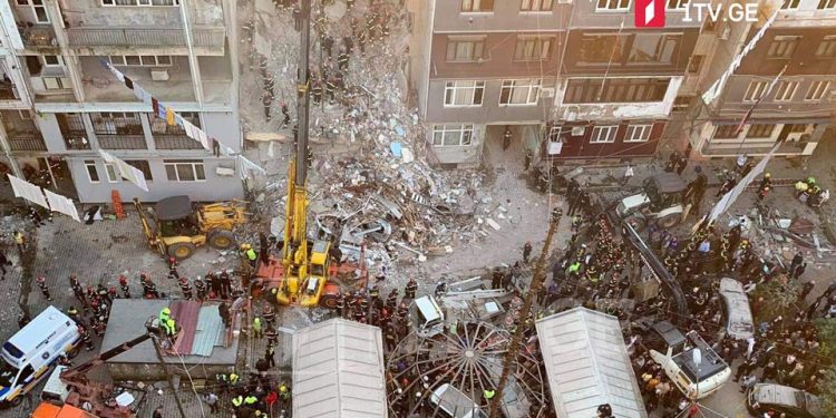 ბათუმში, კორპუსის ნანგრევებიდან მაშველებმა კიდევ ერთი ადამიანი ამოიყვანეს