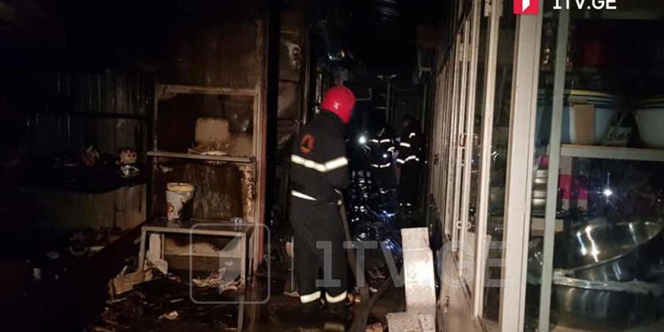 მარნეულის ბაზარში ხანძრის შედეგად ათამდე მაღაზია დაიწვა