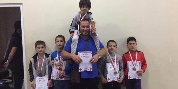 ოთხი ოქრო, ორი ვერცხლი და ოთხი ბრინჯაო – ოზურგეთელი ნორჩი მოჭიდავეების წარმატება ბათუმში