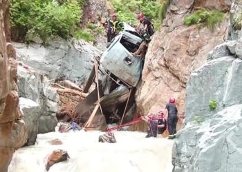 თუშეთის გზაზე ავტომობილის გადავარდნის შედეგად 15 წლის ბავშვი დაიღუპა, 2 ადამიანი დაშავდა