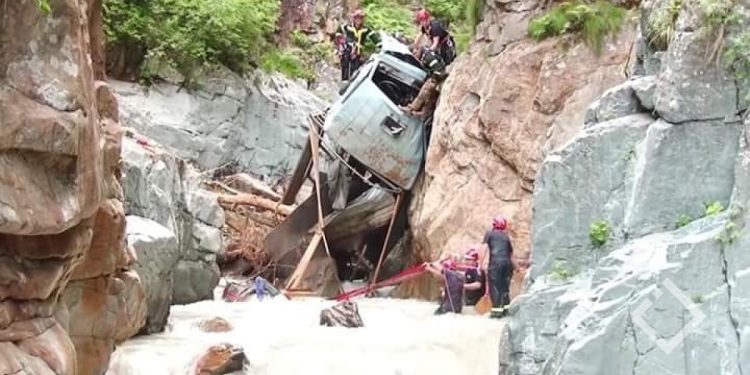 თუშეთის გზაზე ავტომობილის გადავარდნის შედეგად 15 წლის ბავშვი დაიღუპა, 2 ადამიანი დაშავდა