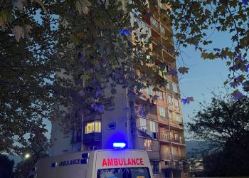 ამ წუთებში ოზურგეთში ახალგაზრდა მამაკაცი მრავალსართულიანი კორპუსიდან გადმოხტომას ცდილობს