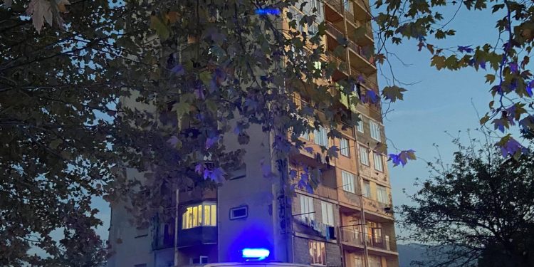 ამ წუთებში ოზურგეთში ახალგაზრდა მამაკაცი მრავალსართულიანი კორპუსიდან გადმოხტომას ცდილობს