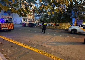 ამ წუთებში ოზურგეთში ახალგაზრდა მამაკაცი მრავალსართულიანი კორპუსიდან გადმოხტომას ცდილობს