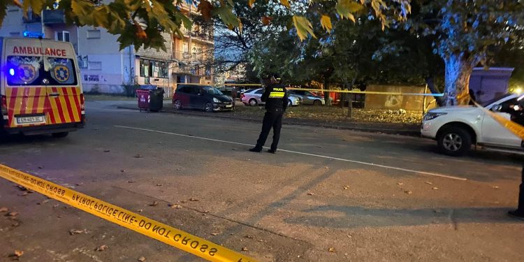 ამ წუთებში ოზურგეთში ახალგაზრდა მამაკაცი მრავალსართულიანი კორპუსიდან გადმოხტომას ცდილობს