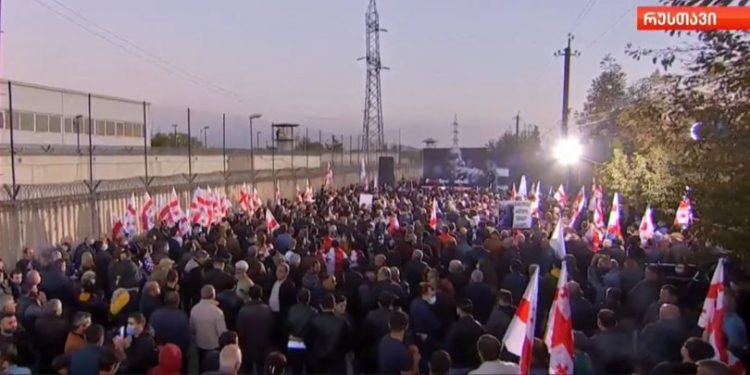 “თავისუფლება მიშას” – რუსთავის ციხესთან მესამე პრეზიდენტის მხარდამჭერი აქცია იმართება
