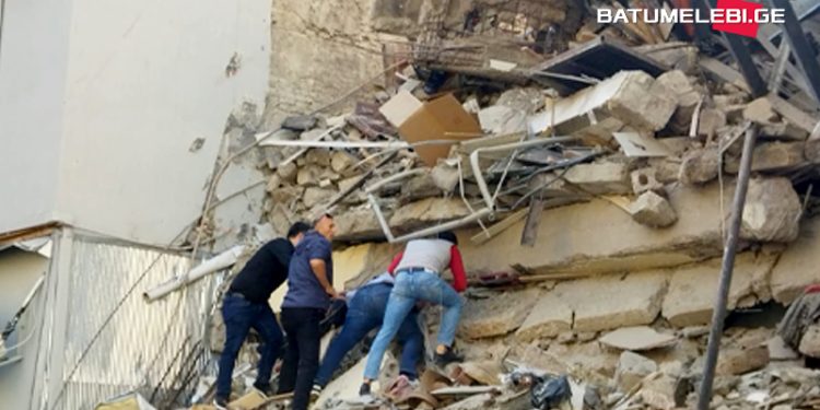 „შემიძლია სუნთქვა“ – ჩამონგრეული კორპუსის ნანგრევებიდან ადამიანების ხმა ისმის