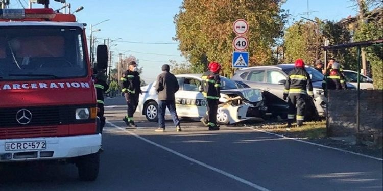 საპატრულო პოლიციის და მსუბუქი ავტომანქანა ერთმანეთს შეეჯახა – ავარია ზუგდიდში