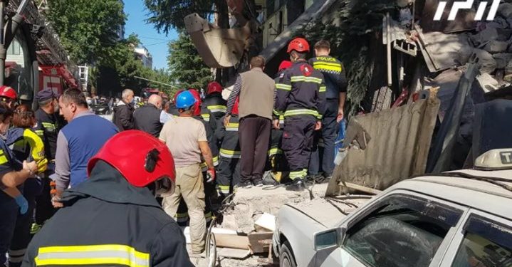 ბათუმში, 5-სართულიანი კორპუსის ერთი სადარბაზოს ნგრევა, სავარაუდოდ, აფეთქებას მოჰყვა