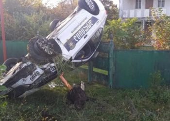 ავტოსაგზაო შემთხვევა სუფსაში – პოლიციის მანქანა ჭიშკარს დაეცა