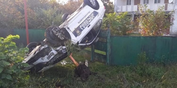 ავტოსაგზაო შემთხვევა სუფსაში – პოლიციის მანქანა ჭიშკარს დაეცა