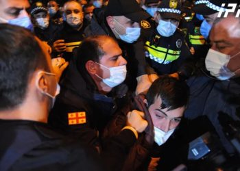 ბიძინა ივანიშვილის ბიზნესცენტრთან, სადაც სააკაშვილის გათავისუფლების მოთხოვნით აქცია მიმდინარეობს, 3 პირი დააკავეს