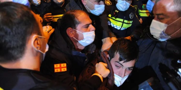 ბიძინა ივანიშვილის ბიზნესცენტრთან, სადაც სააკაშვილის გათავისუფლების მოთხოვნით აქცია მიმდინარეობს, 3 პირი დააკავეს