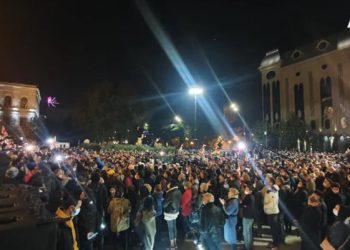 პარლამენტის შენობის წინ ოპოზიციური პარტიების მიერ ორგანიზებული აქცია დაიწყო