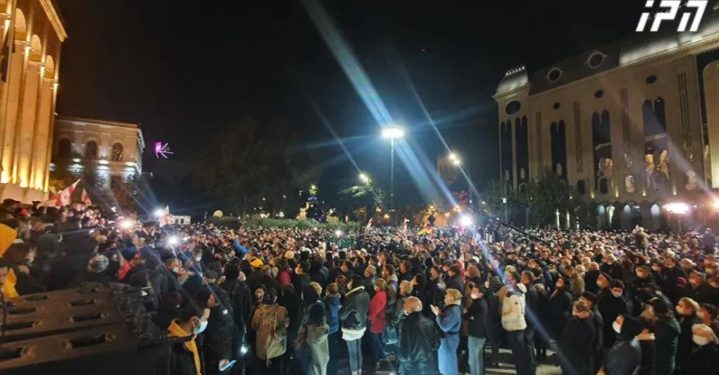 პარლამენტის შენობის წინ ოპოზიციური პარტიების მიერ ორგანიზებული აქცია დაიწყო