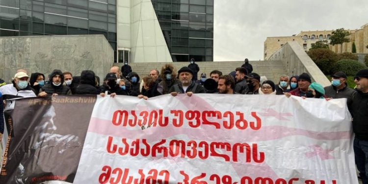 “თავისუფლება საქართველოს მესამე პრეზიდენტს” – იუსტიციის სამინისტროსთან აქცია მიმდინარეობს