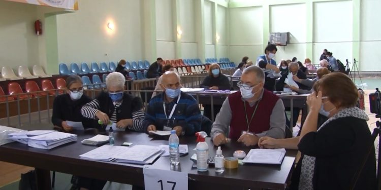 ოზურგეთის საოლქო კომისიის მიერ ბიულეტენების დათვლა