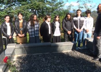 არტემ ერქომაიშვილის დაბადების დღეს ოზურგეთის სალოტბარო სკოლის მოსწავლეები მომღერლის საფლავს ეწვივნენ