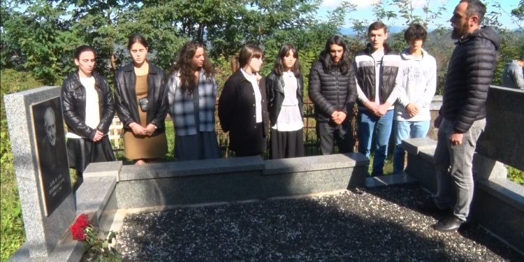 არტემ ერქომაიშვილის დაბადების დღეს ოზურგეთის სალოტბარო სკოლის მოსწავლეები მომღერლის საფლავს ეწვივნენ