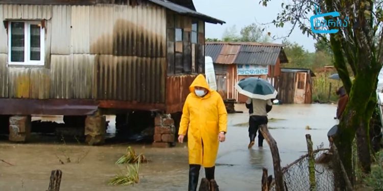 ვიდეო – სტიქია ლანჩხუთში დატბორილია საცხოვრებელი სახლები და ეზოები