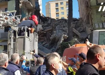 ბათუმში, მაშველებმა კორპუსის ჩამონგრევის ადგილიდან არასრულწლოვანი გამოიყვანეს