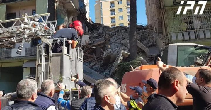 ბათუმში, მაშველებმა კორპუსის ჩამონგრევის ადგილიდან არასრულწლოვანი გამოიყვანეს