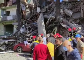 ბათუმში კორპუსის ნაწილი ჩამოინგრა, არიან დაშავებულები