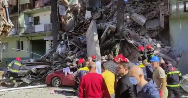 ბათუმში კორპუსის ნაწილი ჩამოინგრა, არიან დაშავებულები