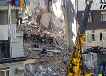 ოჯახის წევრები აცხადებენ, რომ ბათუმში სახლის ნანგრევებში მოყოლილ 12 წლის ბავშვს და დედას ვერ პოულობენ